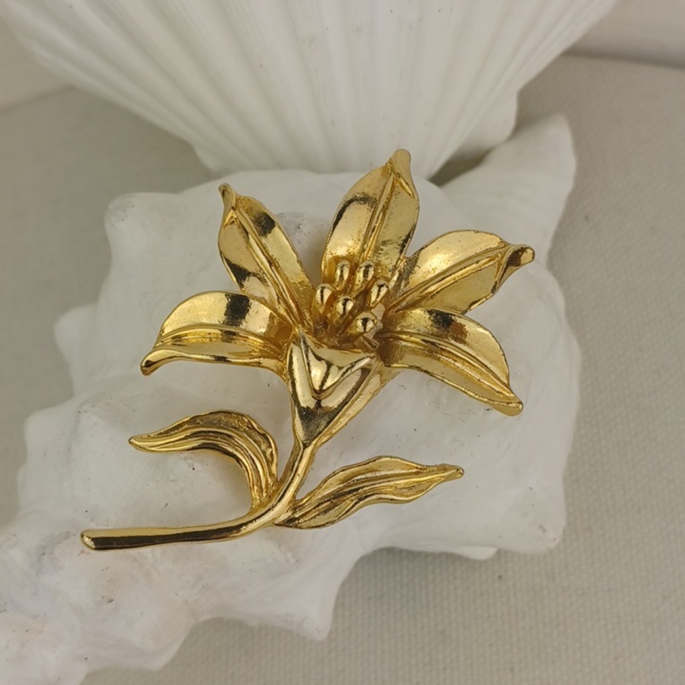 Vintage Very Gold Tone Highly Detailed Flower Brooch Pin - Picture 5 of 10